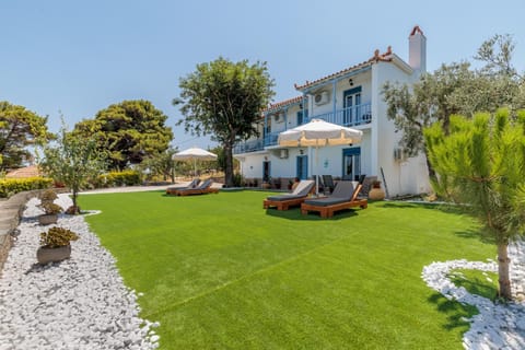 Property building, Day, Garden, sunbed