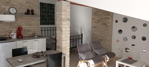 Kitchen or kitchenette, Living room, Seating area, Dining area