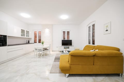 TV and multimedia, Kitchen or kitchenette, Living room, Seating area, Dining area, pet friendly, stove