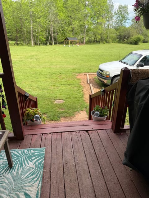 Hoot Nanny's Cottage on Mossy Creek House in White County