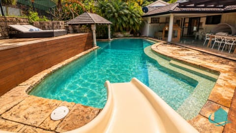 Patio, Swimming pool, sunbed