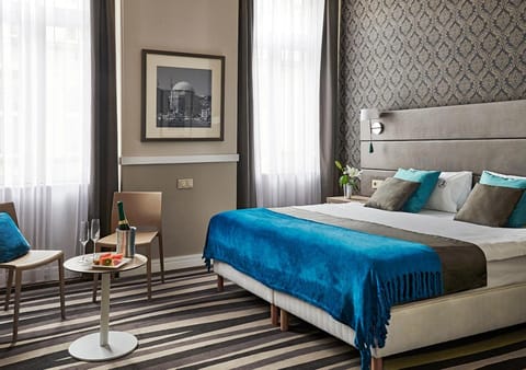 Bedroom, City view, City view