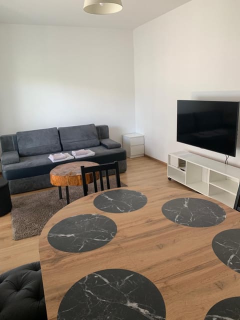 TV and multimedia, Living room, Evening entertainment