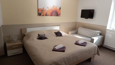 Bed, TV and multimedia, Bedroom