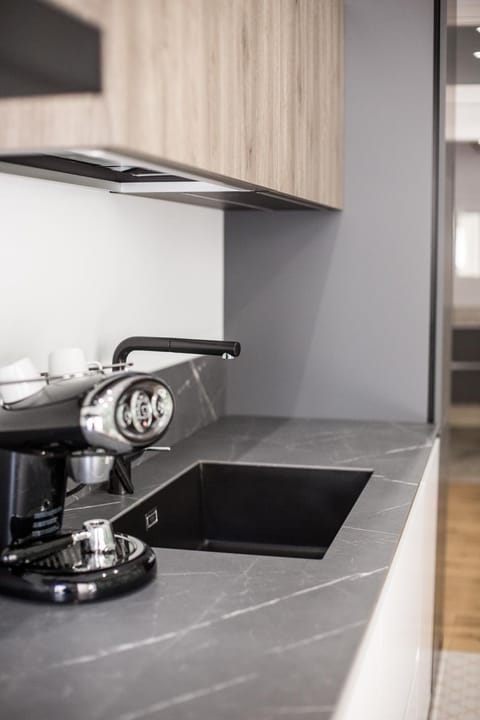 Coffee/tea facilities, Kitchen or kitchenette, stove