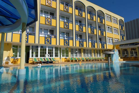 Day, Swimming pool