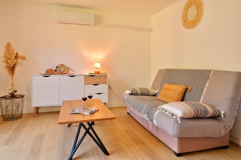 Living room, Seating area, air conditioner