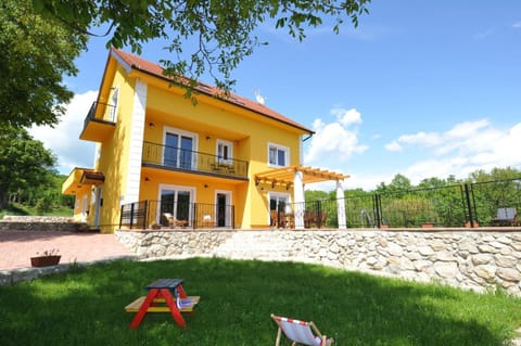 BBQ facilities, Balcony/Terrace, Swimming pool, air conditioner