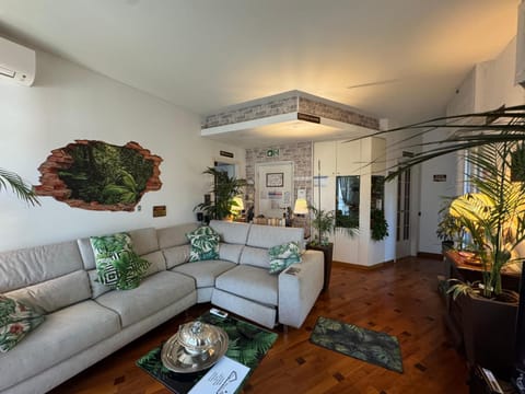 Communal lounge/ TV room, Day, TV and multimedia, Living room, Lounge or bar, Seating area