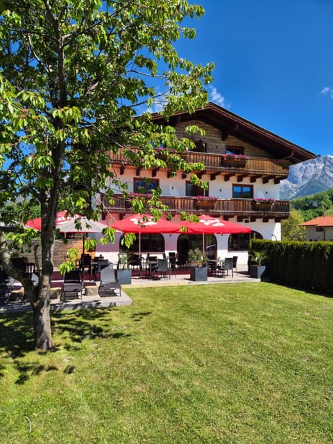 Property building, Natural landscape, Garden, Garden view, Mountain view