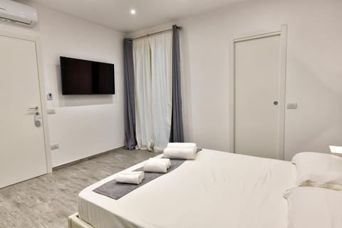 Bed, TV and multimedia, wardrobe