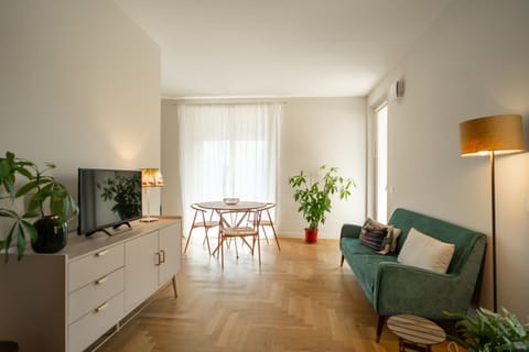 Communal lounge/ TV room, TV and multimedia, Living room, Seating area, Dining area