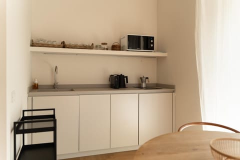 Coffee/tea facilities, Kitchen or kitchenette, stove