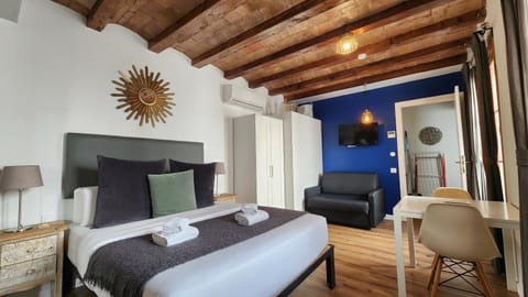 Photo of the whole room, Bedroom