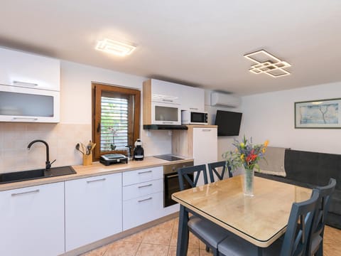 Kitchen or kitchenette, Dining area, Communal kitchen