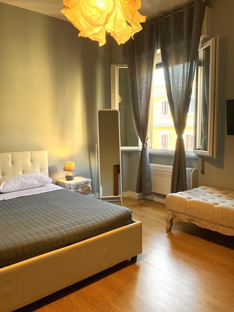 Bed, TV and multimedia, Photo of the whole room, Bedroom