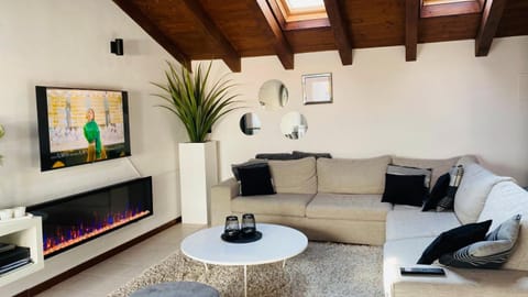 Communal lounge/ TV room, TV and multimedia, Living room, Seating area, Evening entertainment