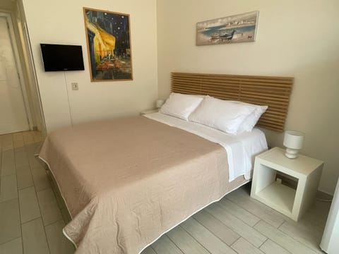 Bed, TV and multimedia, Bedroom, air conditioner