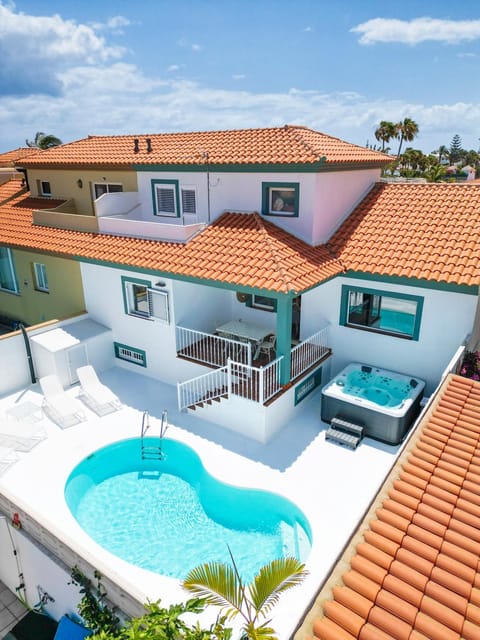 Property building, Balcony/Terrace, Swimming pool