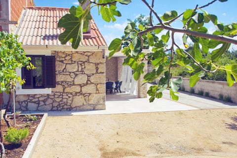 Property building, Patio, Facade/entrance, Natural landscape, Balcony/Terrace, Parking