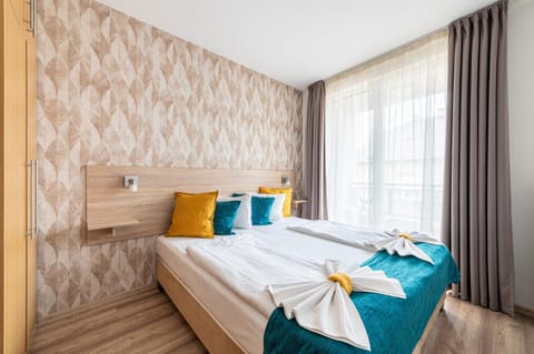 Bed, Photo of the whole room, Bedroom, towels