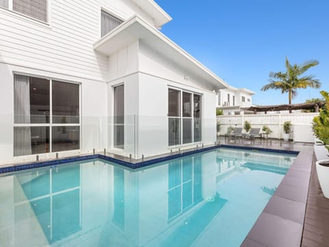 Property building, Day, Pool view, Swimming pool, sunbed