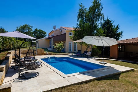 Property building, Patio, Garden, Garden view, Pool view, Swimming pool, sunbed