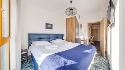 Bed, TV and multimedia, Photo of the whole room, wardrobe