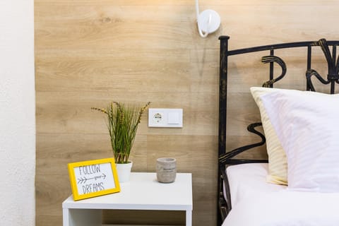 Bed, Logo/Certificate/Sign