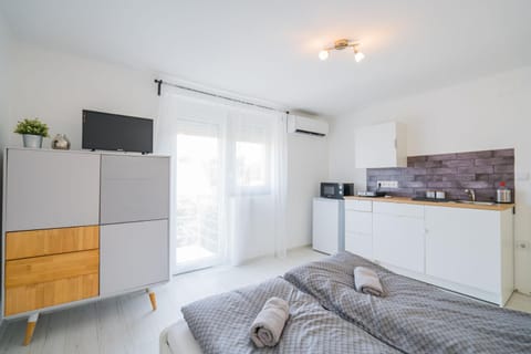 Bed, TV and multimedia, Kitchen or kitchenette