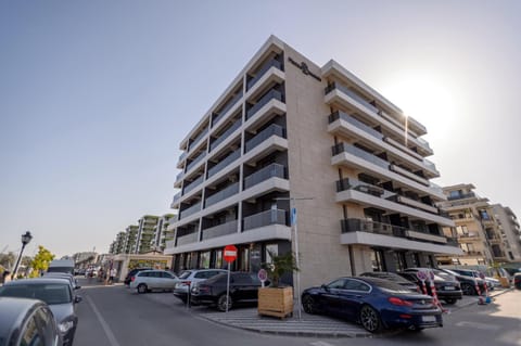 Property building, Nearby landmark, Neighbourhood, City view, Street view