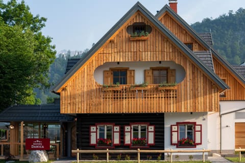 Restaurant/places to eat, Facade/entrance