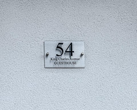 Modern and Stylish 1-Bedroom Guesthouse near M6 J10 Perfect for Business Stays & Couples Free Parking & Wi-Fi Apartment in Walsall