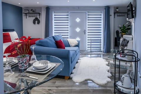 Modern and Stylish 1-Bedroom Guesthouse near M6 J10 Perfect for Business Stays & Couples Free Parking & Wi-Fi Apartment in Walsall