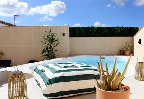 Day, Swimming pool