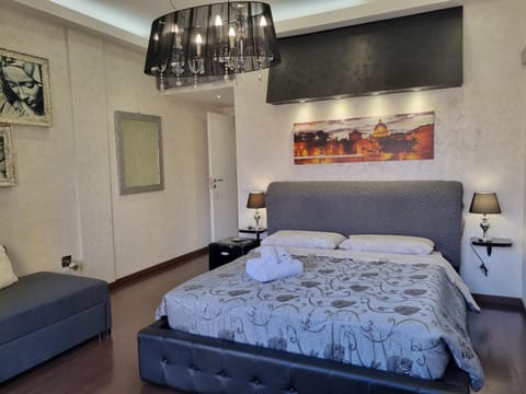Bed, Photo of the whole room, Decorative detail, Decorative detail, Bedroom