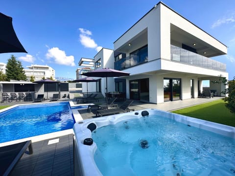 Property building, Day, Pool view, Swimming pool, sunbed