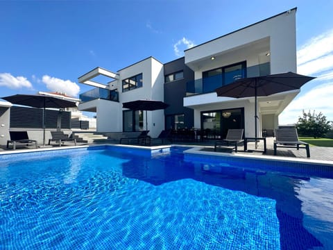 Property building, Day, Pool view, Swimming pool, sunbed