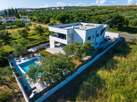 Property building, Spring, Day, Neighbourhood, Natural landscape, Bird's eye view, Pool view, Swimming pool