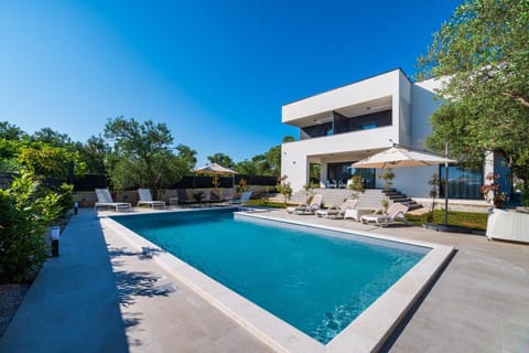 Property building, Day, Garden, Swimming pool