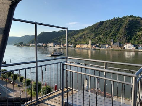 Balcony/Terrace, Mountain view, River view