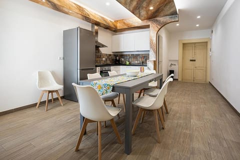 Kitchen or kitchenette, Communal kitchen, Internal: Not applicable to any particular room
