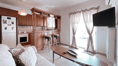 TV and multimedia, Kitchen or kitchenette, Living room, Seating area, Dining area