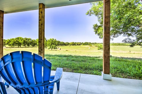 2 Mi to Marinas and Grove Cozy Cabin with Grill Cabin in Grove