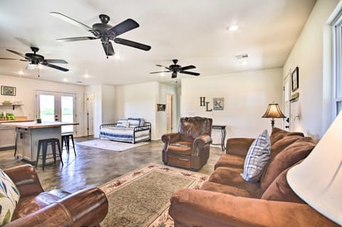 Peekaboo Water Views Lake O the Cherokees Cabin Cabin in Grove