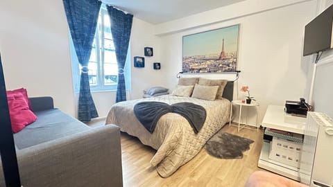 TV and multimedia, Photo of the whole room, Bedroom