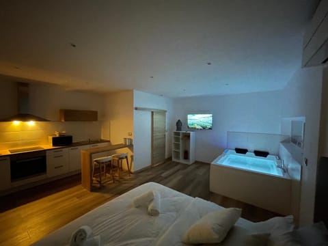 Hot Tub, TV and multimedia, kitchen