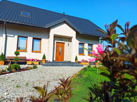 Property building, Facade/entrance, Natural landscape, Garden, Area and facilities