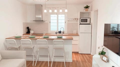 Kitchen or kitchenette, Dining area, stove