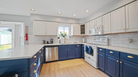 Jacksonville Beach Home - Walk to Beach, Bars & Restaurants - Pet Friendly House in Jacksonville Beach